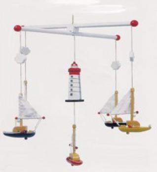 Mobile Segelboote mit Leuchtturm